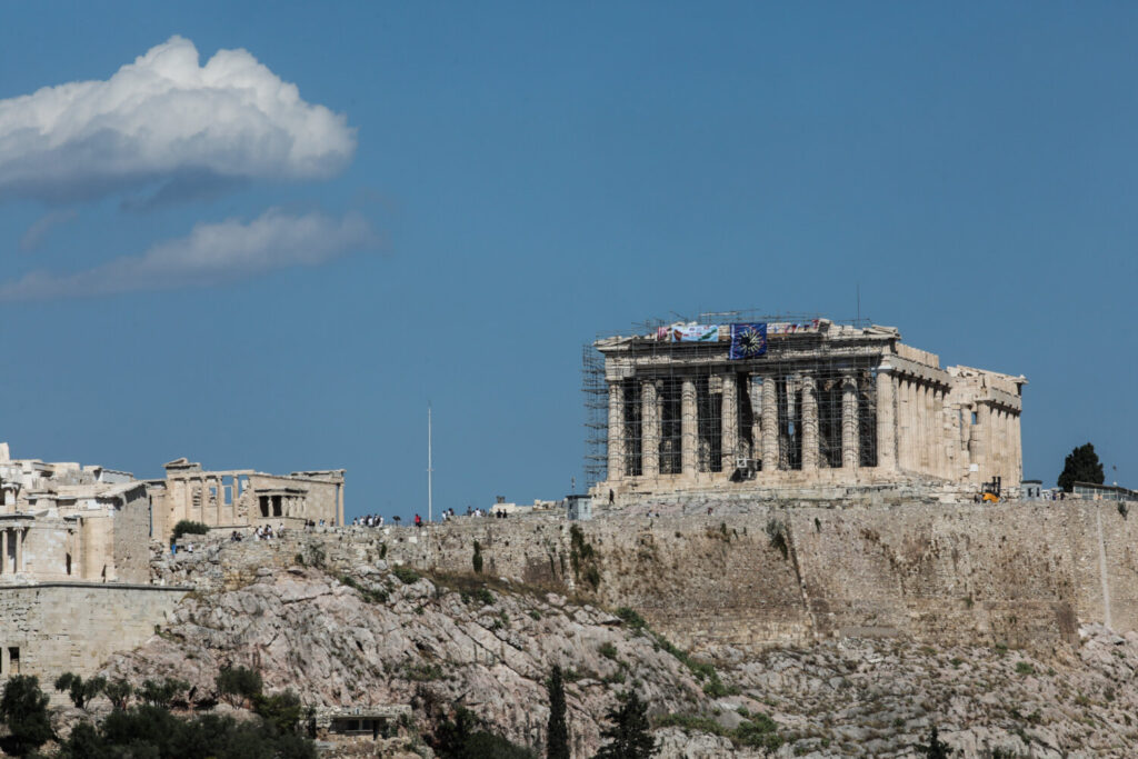 Ακρόπολη: Νεκρή 30χρονη τουρίστρια που έπεσε στο κενό ενώ προσπαθούσε να βγάλει φωτογραφία