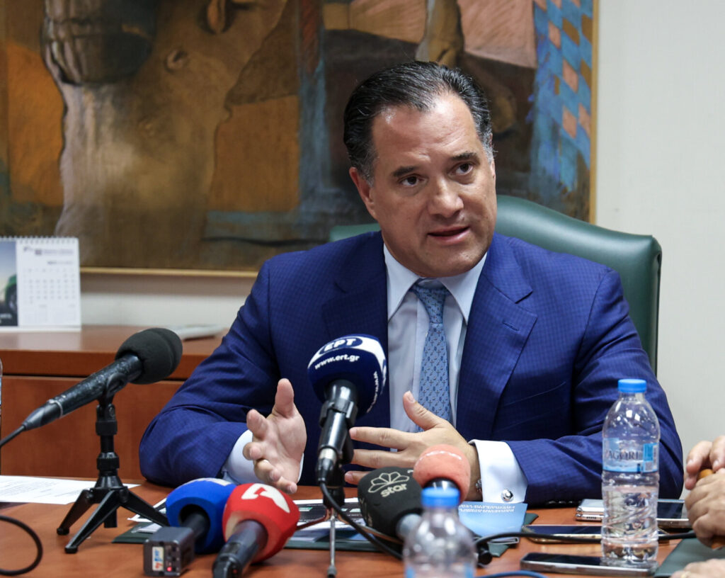Γεωργιάδης: «Δεν είναι στις προθέσεις της κυβέρνησης  η μείωση του ωραρίου των καταστημάτων»