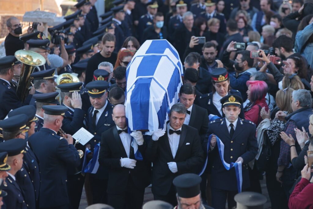 Σπαραγμός στην κηδεία του Αλέξανδρου Νικολαίδη: «Παλικάρι μου, αετέ μου, πώς θα το περάσω αυτό» – Κατέρρευσε η αδελφή του
