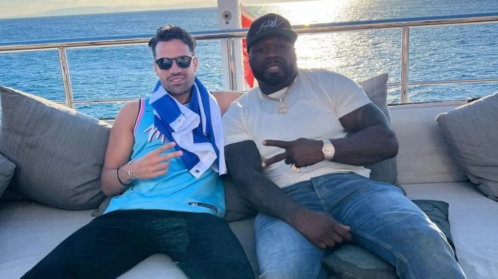Κωνσταντίνος Αργυρός: Χαλαρώνει με τον 50 Cent σε γιοτ μία μέρα πριν τη συναυλία τους στο ΟΑΚΑ