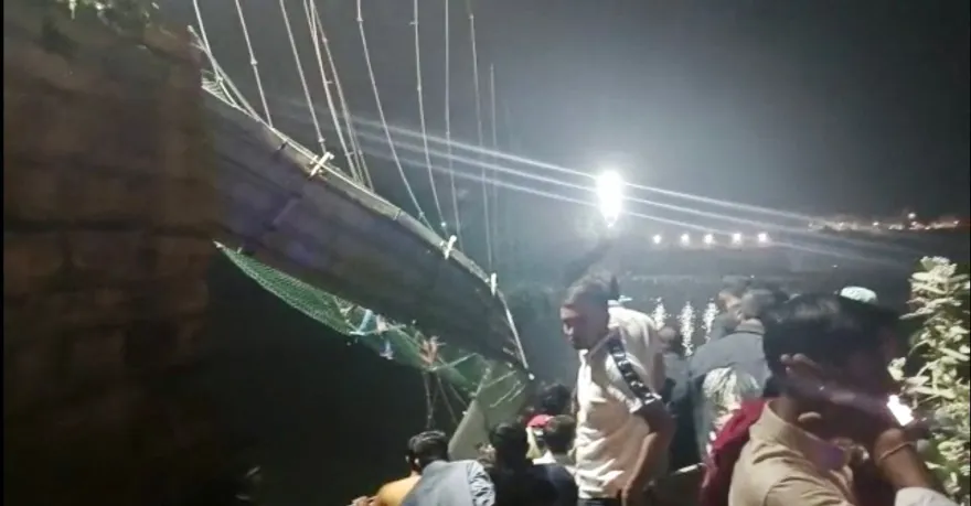 Ινδία: Κατέρρευσε κρεμαστή γέφυρα – Τουλάχιστον 40 νεκροί (εικόνες&video)