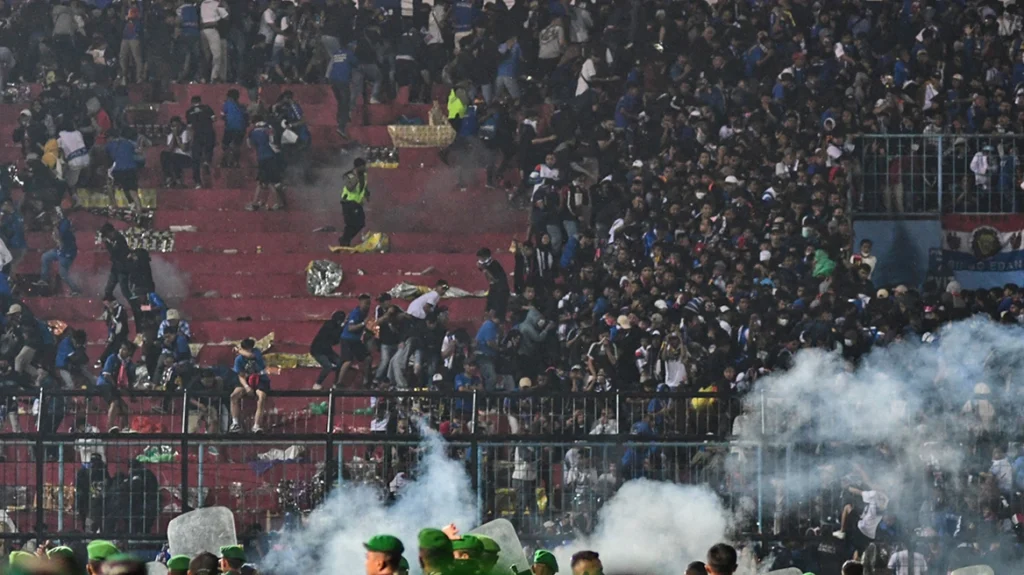 Τραγωδία στην Ινδονησία: Πάνω από 174 οι νεκροί σε ποδοσφαιρικό αγώνα – Ποδοπατήθηκαν μέχρι θανάτου (video)