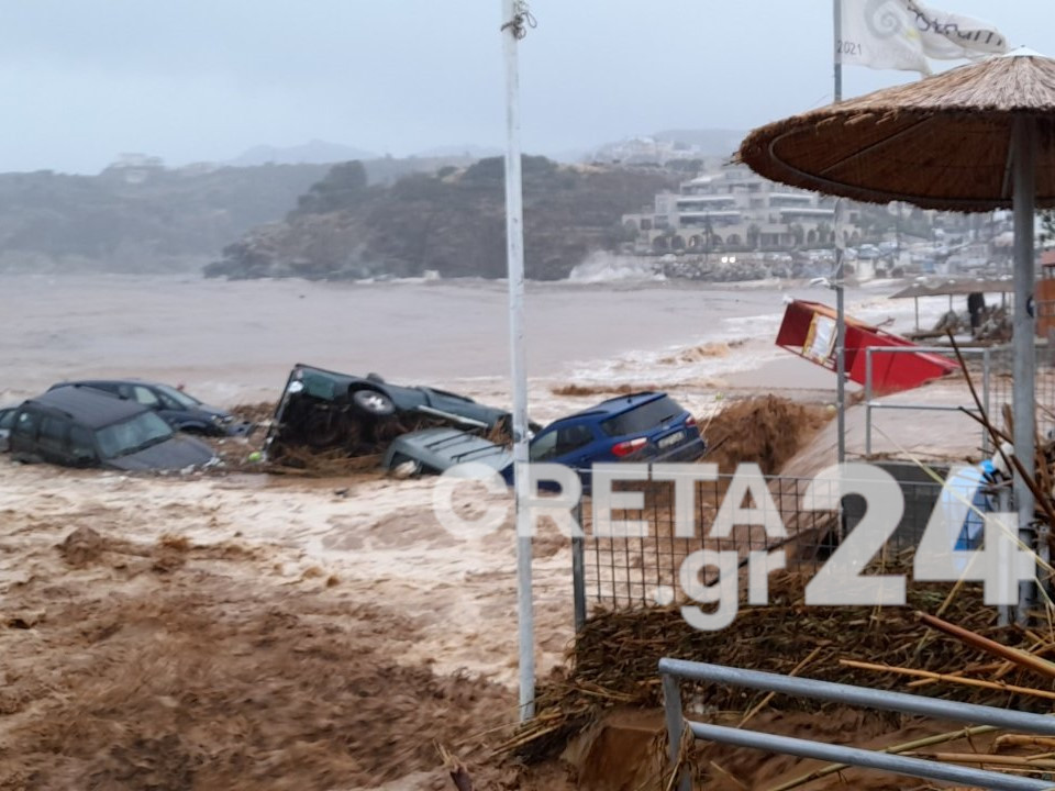 Κακοκαιρία – Κρήτη: Ανυπολόγιστες καταστροφές στην Αγία Πελαγία – Στη θάλασσα αυτοκίνητα, πλημμύρισαν σπίτια (video)