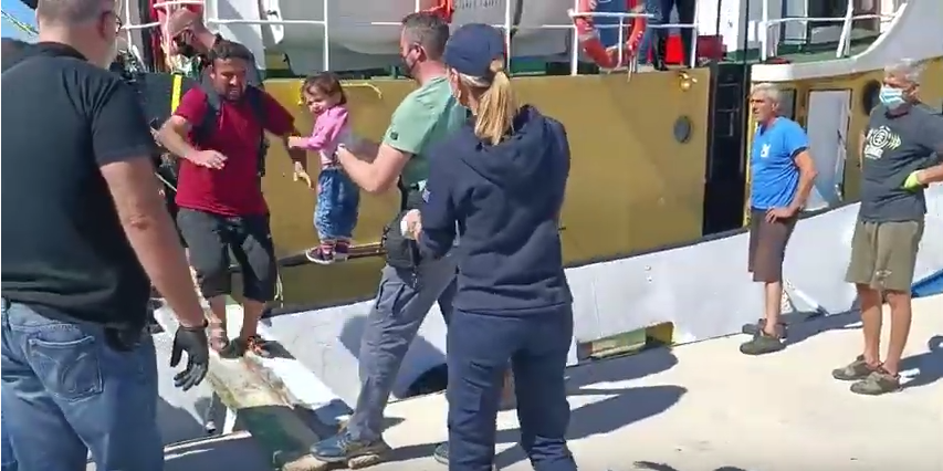 Στην Ηγουμενίτσα οι 56 μετανάστες που διασώθηκαν ανοιχτά της Κεφαλονιάς – Στο παρά πέντε απεφεύχθη ναυτική τραγωδία (video)