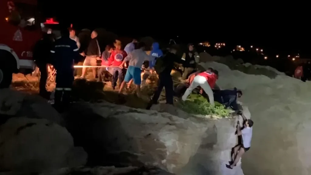 Διπλή ναυτική τραγωδία στο Αιγαίο με μετανάστες: 17 νεκροί , γυναίκες και ένα παιδί στη Λέσβο – «Μπροστά μου πνίγηκαν 5 άτομα» λέει ο δήμαρχος Κυθήρων (video)