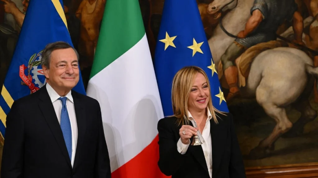 Ιταλία: Ο Ντράγκι παρέδωσε την εξουσία στην Τζόρτζια Μελόνι – Τα μηνύματα  στην ΕΕ