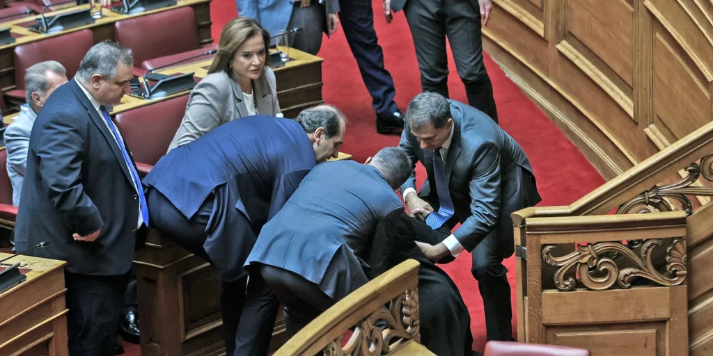 To ατύχημα της Σοφίας Βούλτεψη στη Βουλή –  Το σχόλιο του Αλέξη Τσίπρα (εικόνες&video)
