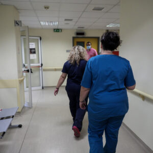 Ναύπλιο: «Πέθανε από ανακοπή εξαιτίας της πίεσης από δεκάδες Ρομά», λέει ο Γιαννάκος για τη 55χρονη νοσηλεύτρια που κατέρρευσε εν ώρα υπηρεσίας (βίντεο)