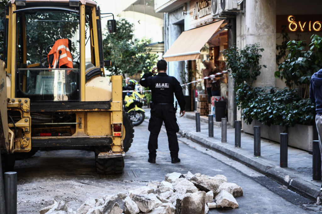 Σύνταγμα: Νεκρός ο άντρας που έπεσε από ταράτσα κτιρίου