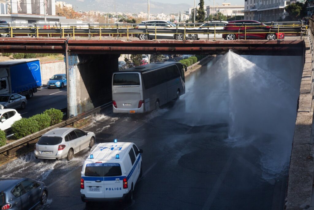 Κυκλοφοριακό «χάος» στον Κηφισό – Έσπασε αγωγός νερού (εικόνες)