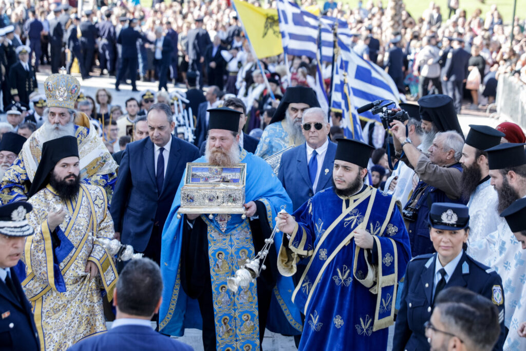 Με μεγαλοπρέπεια ο Πειραιάς  υποδέχτηκε την Αγία Ζώνη της Παναγίας (εικόνες)