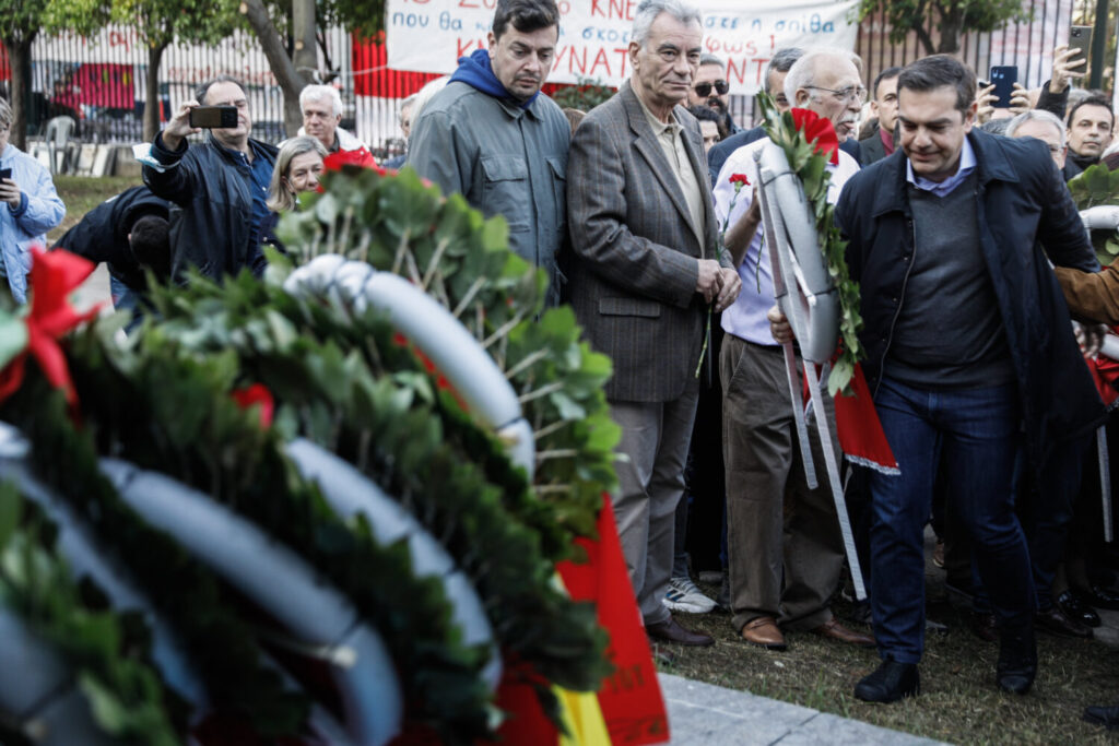 Πολυτεχνείο: Η κατάθεση στεφάνου και το μήνυμα  του Αλέξη Τσίπρα για την 49η Επέτειο (εικόνες)