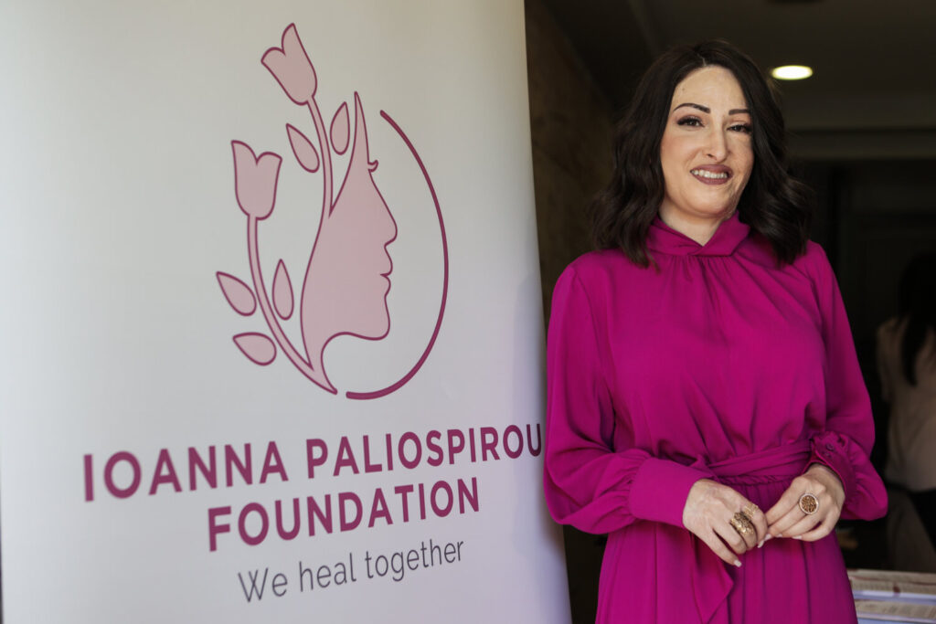 Ιωάννα Παλιοσπύρου: Επέστρεψε στο σημείο που δέχθηκε την επίθεση με βιτριόλι -Δημιούργησε ίδρυμα για τη στήριξη εγκαυματιών (εικόνες)