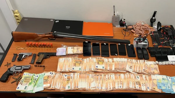 Πλαστά διπλώματα: Έτσι δρούσε το κύκλωμα που “έστηνε”  εξετάσεις οδήγησης στην Αττική  με μικροκάμερες, φορητά modem και δωροδοκίες (video)