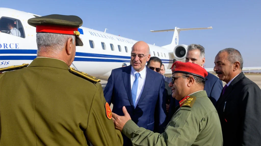 Διπλωματικό επεισόδιο κατά την επίσκεψη Δένδια στη Λιβύη – Έφτασε αλλά δεν κατέβηκε στην Τρίπολη