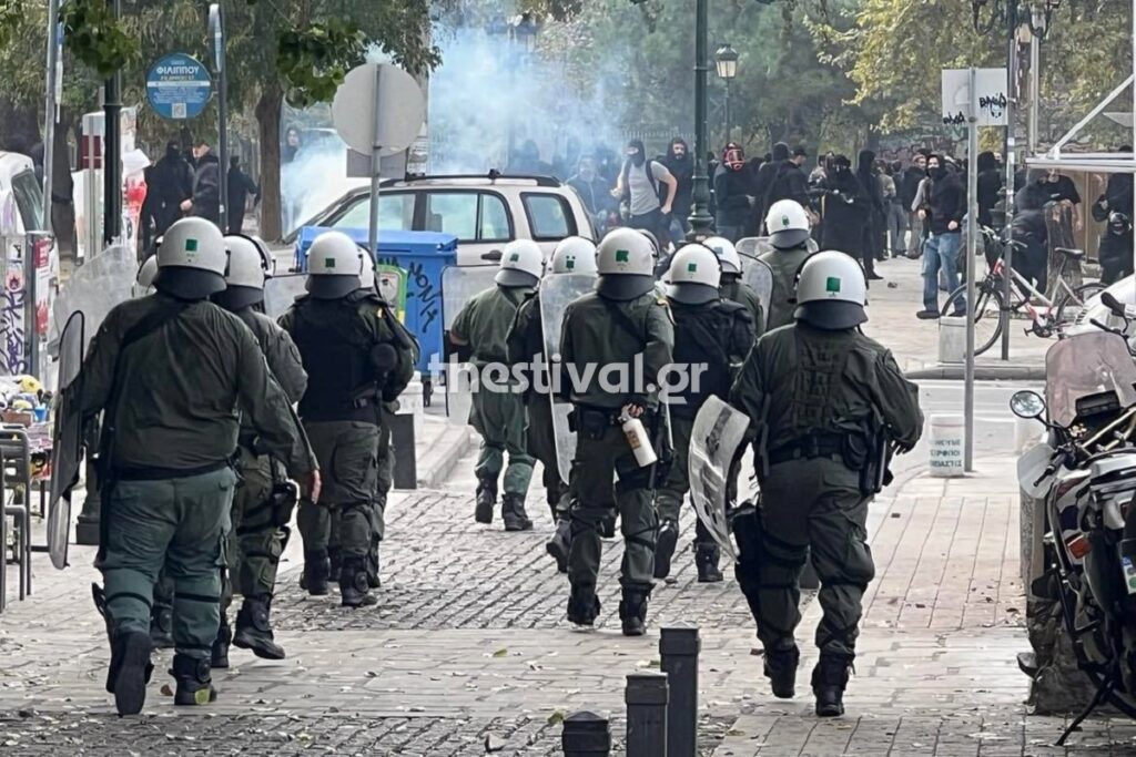 Θεσσαλονίκη: Επεισόδια μεταξύ κουκουλοφόρων και αστυνομικών στο κέντρο  – Οκτώ προσαγωγές (video)