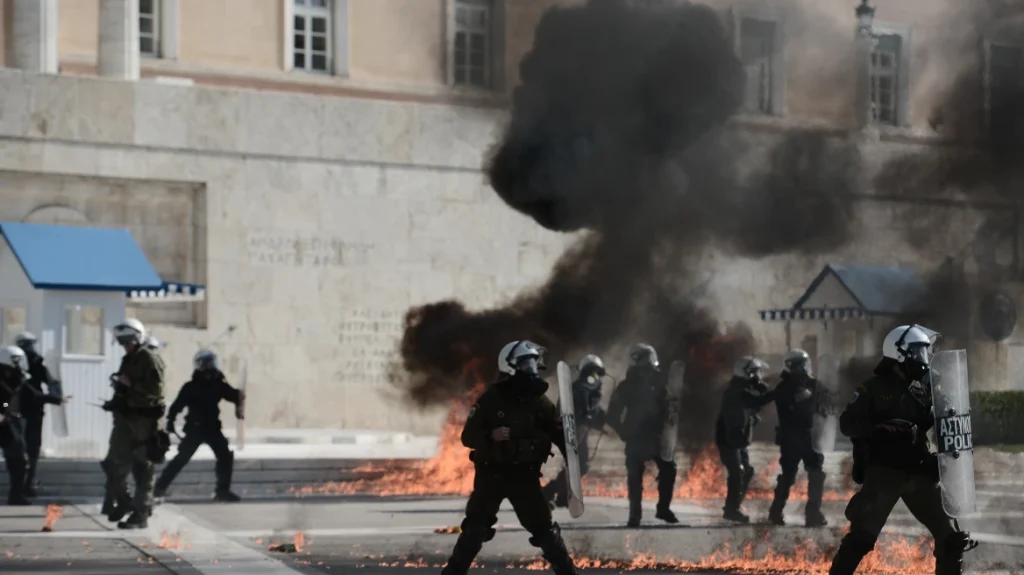 Επεισόδια με μολότοφ και χημικά στον Άγνωστο Στρατιώτη  (video)