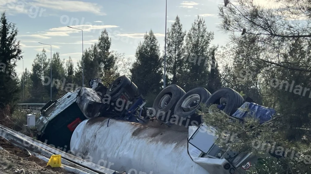 Συναγερμός στη Λάρισα από ανατροπή βυτιοφόρου με εύφλεκτο υλικό – Διακόπηκε η κυκλοφορία στην Εθνική (video)