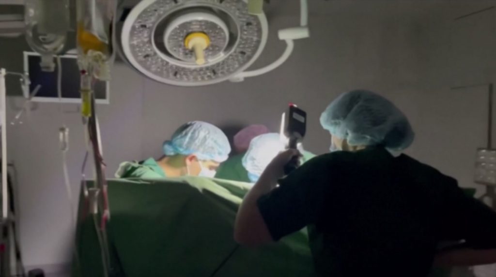 Ουκρανία: Με φακούς και γεννήτριες χειρουργούν οι γιατροί την ώρα των βομβαρδισμών (video)
