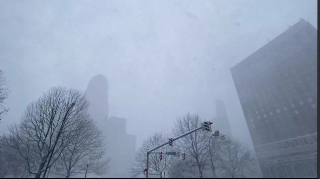 Νέα Υόρκη: Σφοδρή χιονοθύελλα πλήττει την πολιτεία δημιουργώντας προβλήματα στους κατοίκους (video)