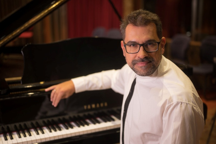 Ο συνθέτης Αντώνης Καρατζίκης υπογράφει τη μουσική στο μιούζικαλ Σκρουτζ