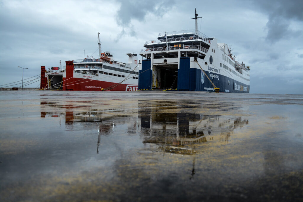 Κακοκαιρία Gaia: Δεμένα τα πλοία σε Πειραιά, Ραφήνα και Λαύριο λόγω των θυελλωδών ανέμων