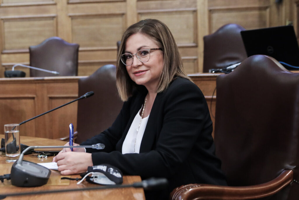 Σπυράκη: Πλήρωσε €21.240 στο Ευρωκοινοβούλιο για τις αμοιβές που πήρε παρατύπως ο συνεργάτης της