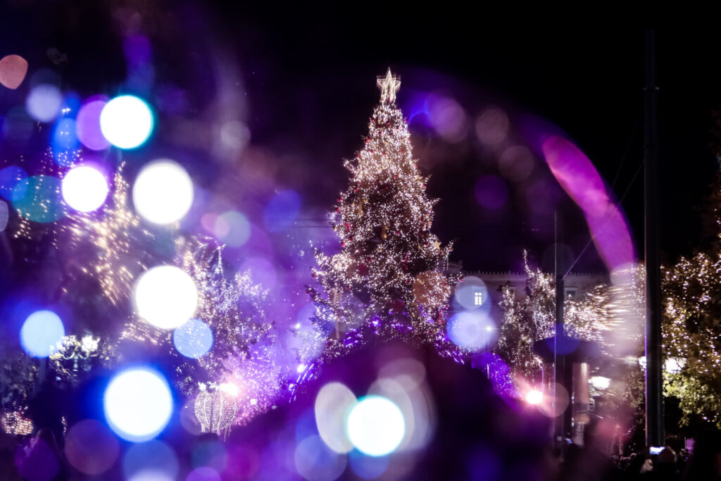 Χριστούγεννα στην Αθήνα: Φωταγωγήθηκε το δέντρο στο Σύνταγμα (εικόνες)