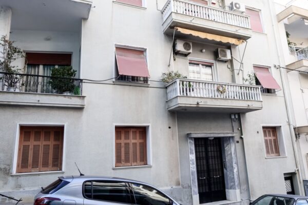 Έγκλημα στον Πειραιά: Στο κεφάλι πυροβόλησε τη 19χρονη σύζυγο του –Εικόνες από το σπίτι