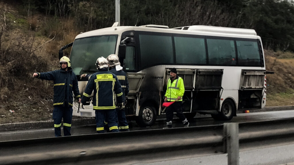 Θεσσαλονίκη: Φωτιά σε σχολικό λεωφορείο – Σώοι και ασφαλείς οι μαθητές (video)