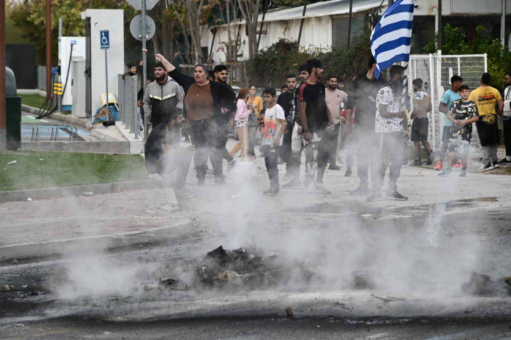 Ένταση με Ρομά στο Νομισματοκοπείο, έβαλαν φωτιές σε κάδους – Έκλεισαν την κάθοδο της Μεσογείων (εικόνες)