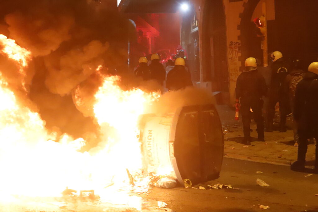 Επεισόδια στη Θεσσαλονίνη με φωτιές και μολότοφ μετά την πορεία για τον Γρηγορόπουλο (εικόνες& video)