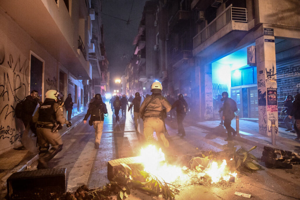 Ένταση και επεισόδια σε Εξάρχεια και Ακαδημίας – Πετροπόλεμος- μολότοφ και χημικά (εικόνες)