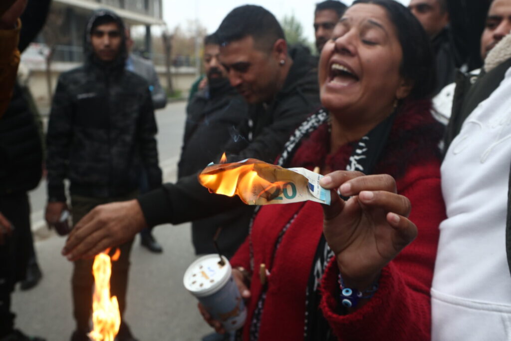 Θεσσαλονίκη: Καίνε 20ευρα οι Ρομά έξω από τα δικαστήρια και φωνάζουν συνθήματα (εικόνες&video)