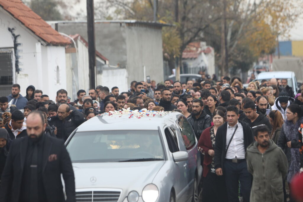Θεσσαλονίκη: Θρήνος και οδύνη στην κηδεία του 16χρονου που πυροβολήθηκε από αστυνομικό (εικόνες&video)