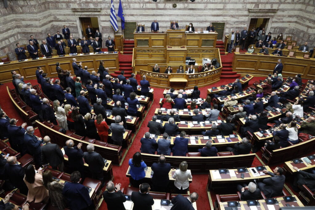 Βουλή: ΝΔ και ΠΑΣΟΚ ψηφίζουν «ναι» στην τροπολογία για «μπλόκο» στον Κασιδιάρη – «Παρών» ο ΣΥΡΙΖΑ