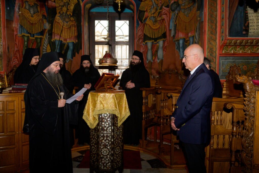 Νίκος Δένδιας: Λιποθύμησε στο Άγιον Όρος, έχει τραυματιστεί στη μύτη και στα δόντια