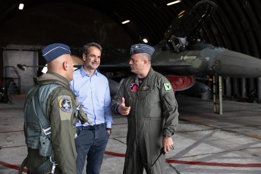 Μητσοτάκης: Επισκέφθηκε την 115 Πτέρυγα Μάχης στα Χανιά – Σημαντική αναβάθμιση στα F-16, ενισχύσαμε την αποτρεπτική μας δυνατότητα