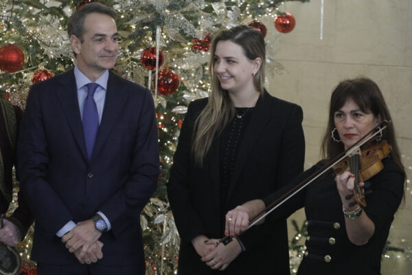 Μητσοτάκης:  Άκουσε τα Πρωτοχρονιάτικα κάλαντα από τη Μάνη (εικόνες)