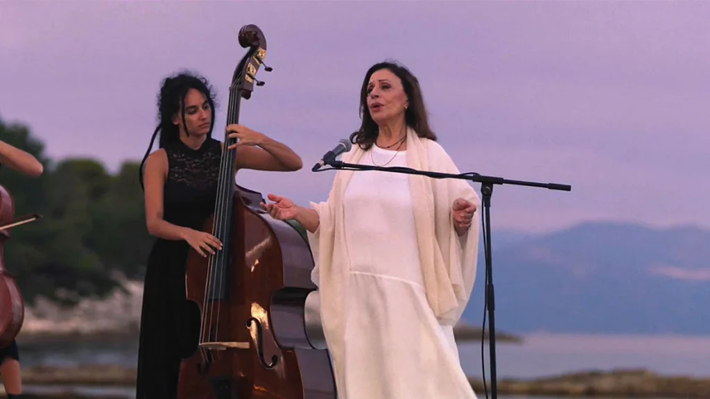 Χαρούλα Αλεξίου: Καθήλωσε το κοινό με το τραγούδι της στο φινάλε του Maestro