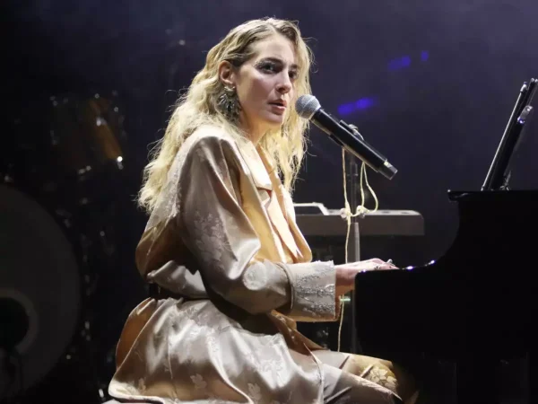 Η άκομψη  στιγμή της Μποφίλιου με τον πατέρα της – «Μπαμπά, φύγε από εδώ να βγάλουμε φωτογραφία» (βίντεο)