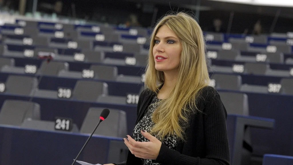Ο Ανδρουλάκης διέγραψε την Εύα Καϊλή από το ΠΑΣΟΚ -Έρευνα των  βελγικών Αρχών σε βάρος της για διαφθορά