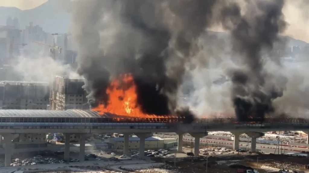 Τραγωδία στη Νότια Κορέα με 6 νεκρούς και δεκάδες τραυματίες από φωτιά σε σκεπαστό τμήμα αυτοκινητοδρόμου