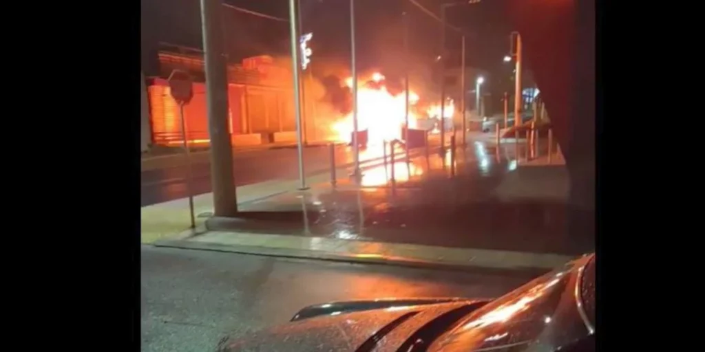 Ρομά πυρπόλησαν αστικό λεωφορείο στα Άνω Λιόσια – Έβαλαν φωτιά σε επιχείρηση με πλαστικά στον Ασπρόπυργο (video)