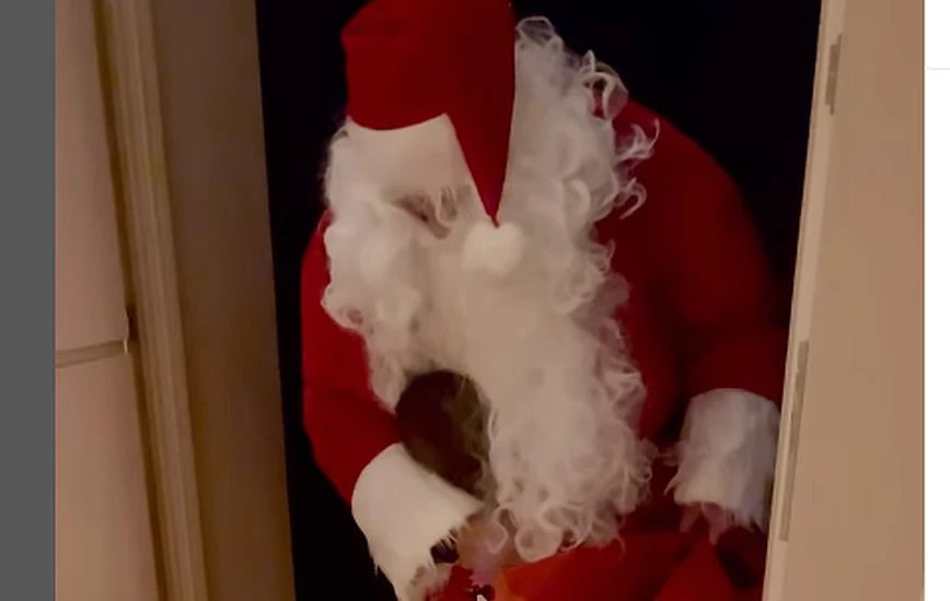Ελεονώρα Μελέτη: Ο Άγιος Βασίλης πήγε τα δώρα του στην κόρη της – Δείτε το βίντεο