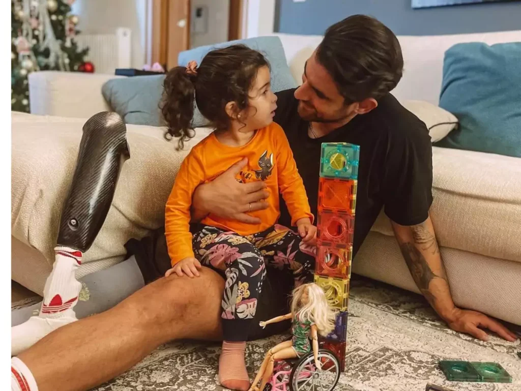 Ετεοκλής Παύλου:  To μήνυμα για τα άτομα με αναπηρία –  Η 3χρονη κόρη του τον βοηθά με το τεχνητό μέλος του – Εικόνες