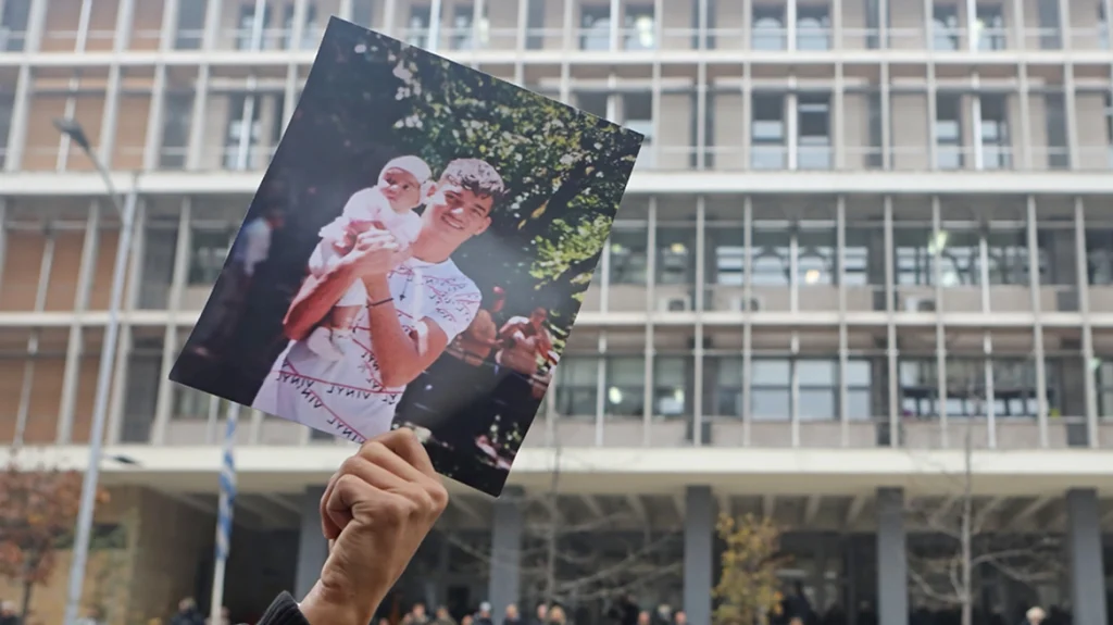 Ελεύθερος ο 34χρονος αστυνομικός μετά τη συμπληρωματική απολογία  για τον θάνατο του 16χρονου Ρομά