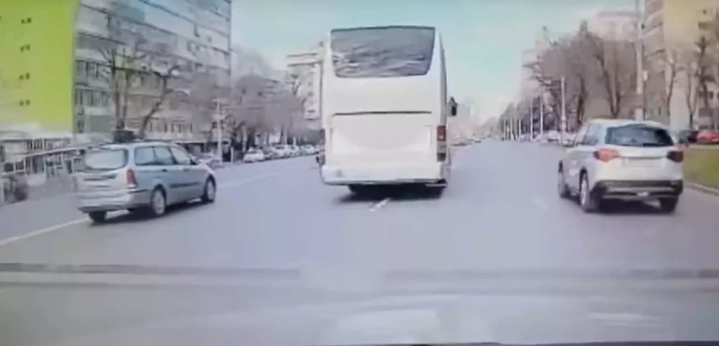 Βουκουρέστι – Βίντεο ντοκουμέντο : Δευτερόλεπτα πριν το μοιραίο δυστύχημα ο οδηγός του λεωφορείου αλλάζει λωρίδα!