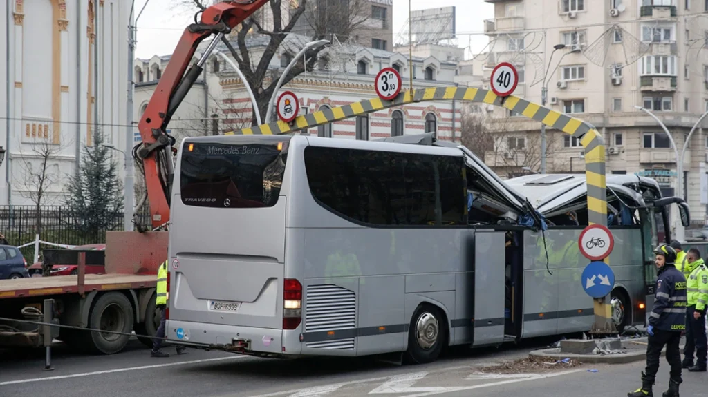 Ρουμανία:  Βίντεο ντοκουμέντο  από τη στιγμή της σύγκρουσης  του λεωφορείου στην μεταλλική κατασκευή