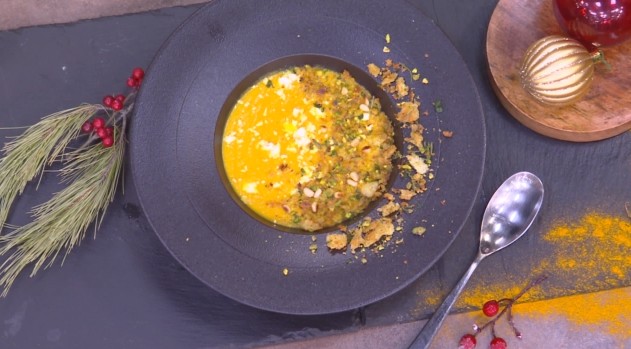Ο Γιώργος Παπακώστας φτιάχνει βελουτέ σούπα κολοκύθα με καρότο & πράσο